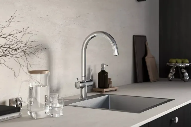 Bateria FILTRATA do wody filtrowanej i użytkowej w jasnej kuchni z podblatowym zlewem
