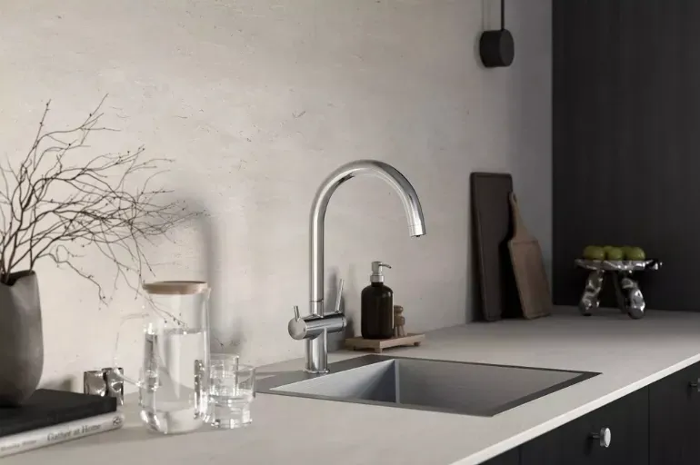 Bateria FILTRATA do wody filtrowanej zamontowana w nowoczesnej kuchni