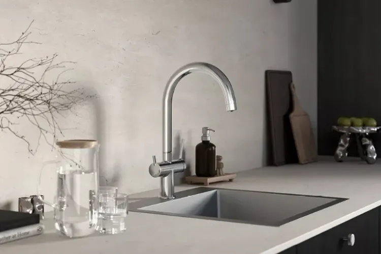 Bateria FILTRATA do wody filtrowanej i użytkowej w jasnej kuchni z podblatowym zlewem