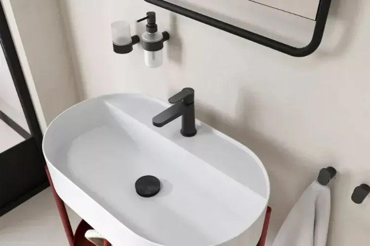 Minimalistyczna łazienka z czarną armaturą FERRO NOSTRIS, dozownikiem, szklanką i wieszakami